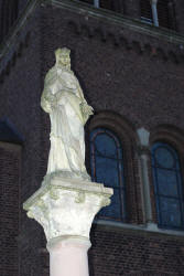 MutterGottesAnKircheAmAbend_600.jpg (214111 Byte)