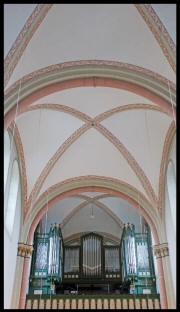 BlickVomAltarZurOrgel.jpg (303685 Byte)