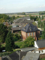BlickVomGlockenstuhlAufDasPfarrhaus.jpg (381843 Byte)