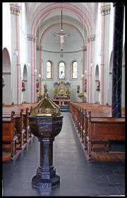 KirchenschiffVomEingangMitTaufbecken.jpg (350044 Byte)