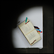 DachBlickAufAltartischMitBuch.jpg (333545 Byte)