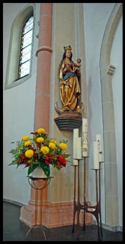 AltarraumMutterGottes2.jpg (282722 Byte)